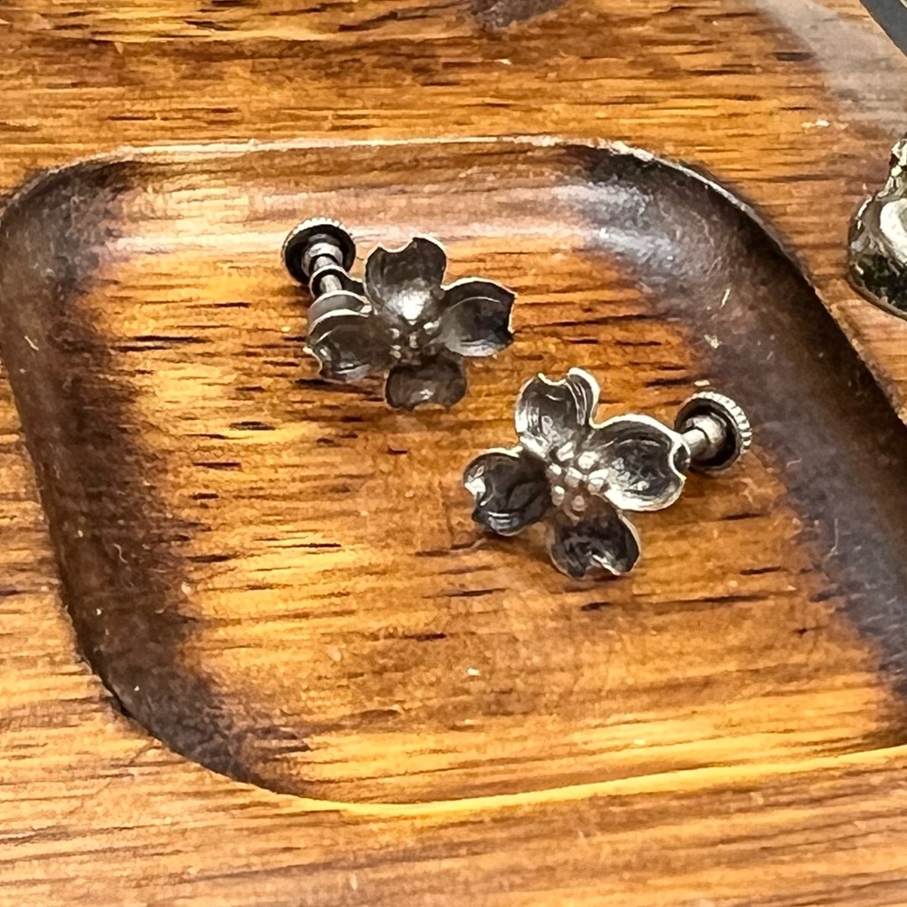 Vintage Real Stainless earrings |Screw Back| Flower πΈ Shape earrings - Picture 4 of 7